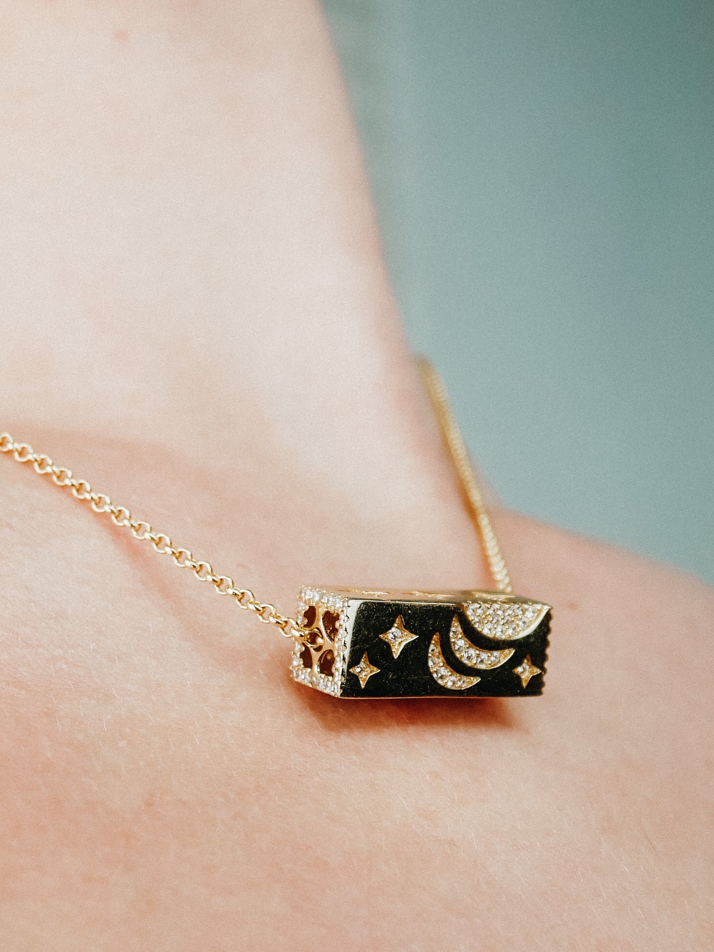 Gold cuboid rotatable element necklace