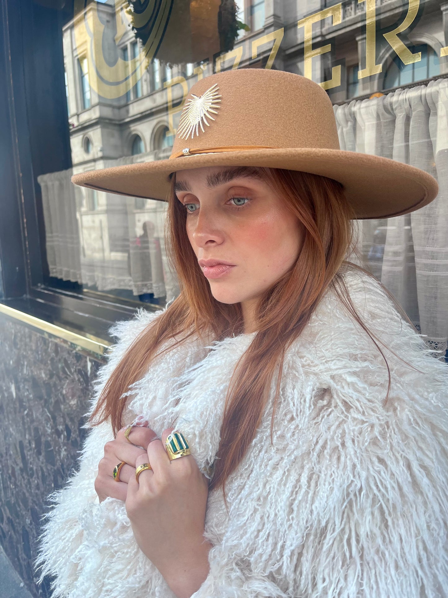 Tan Wide Brim Western Fedora – Gold Chain