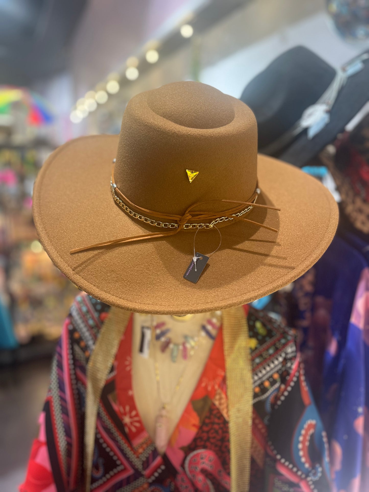 Tan Wide Brim Western Fedora – Gold Chain