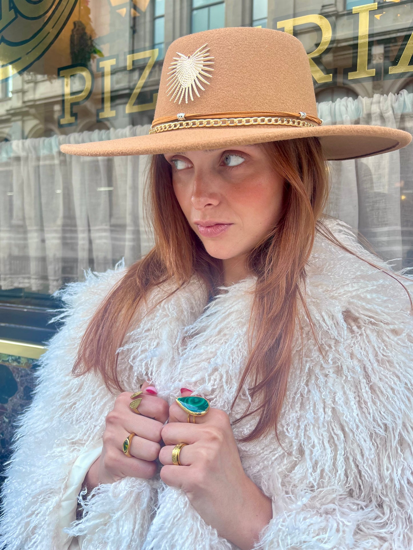 Tan Wide Brim Western Fedora – Gold Chain